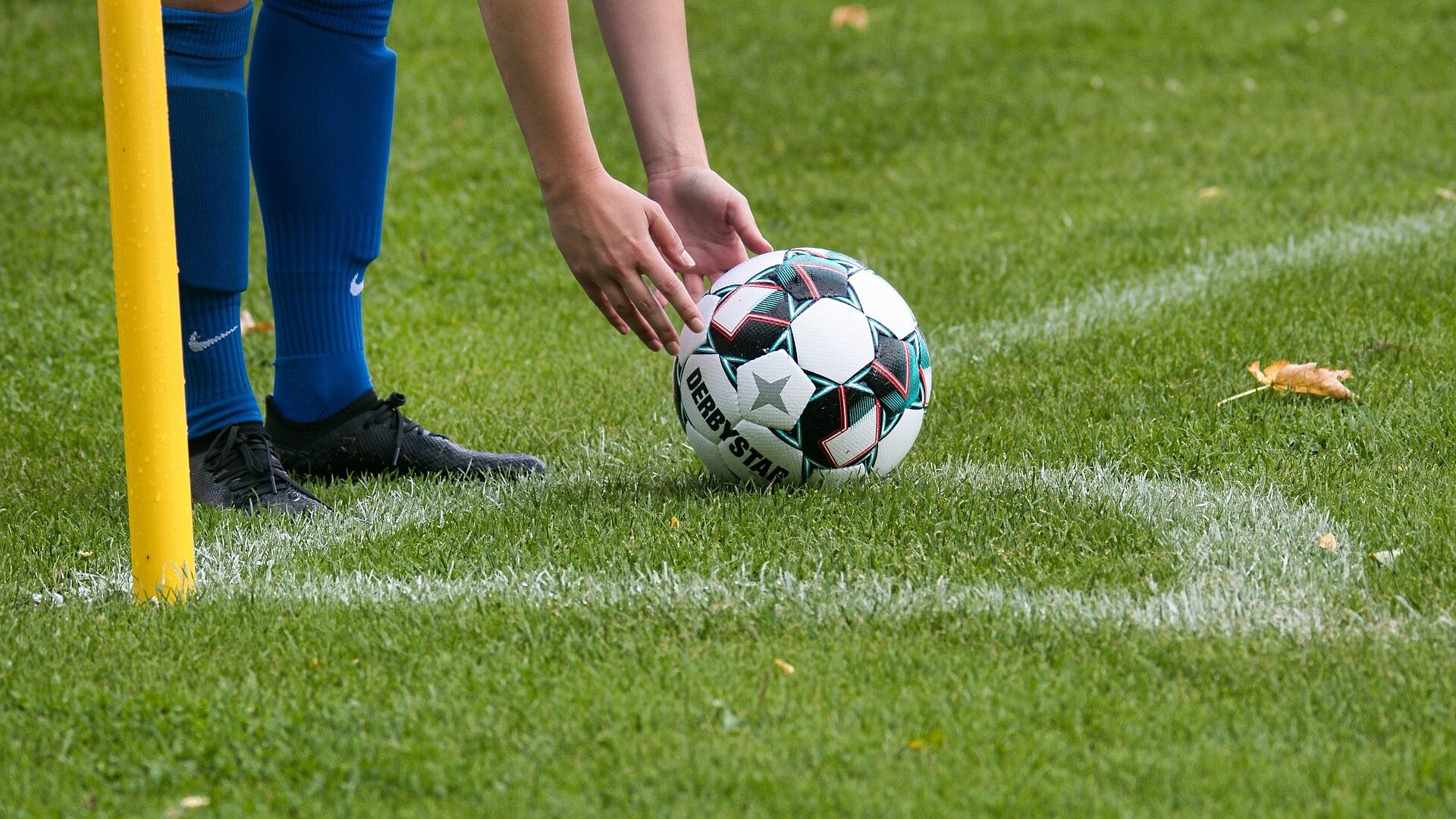 Der Ball beim Fußball 1 der ball beim fußball